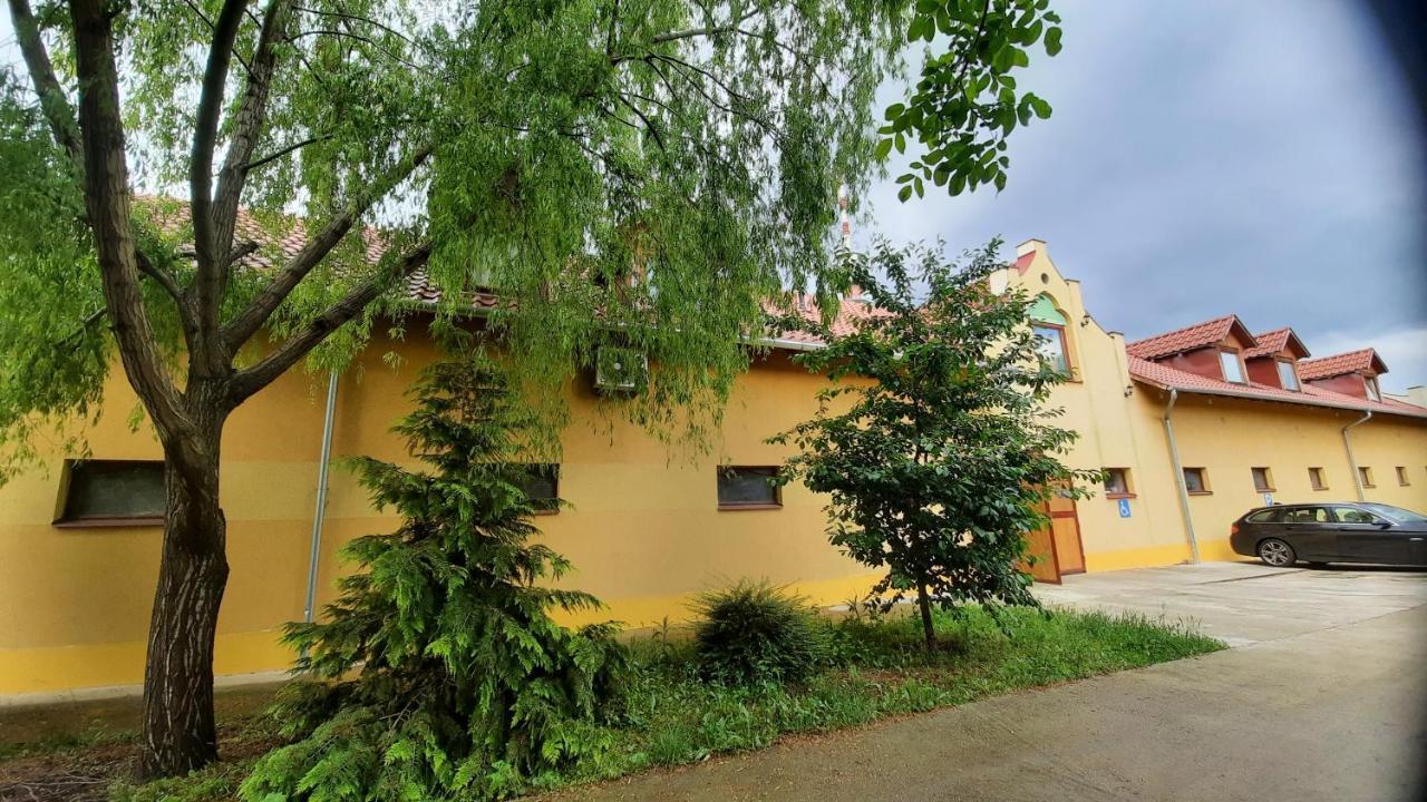 Torony Lovarda Maganszallas Kiskunfelegyhaza Ngoại thất bức ảnh